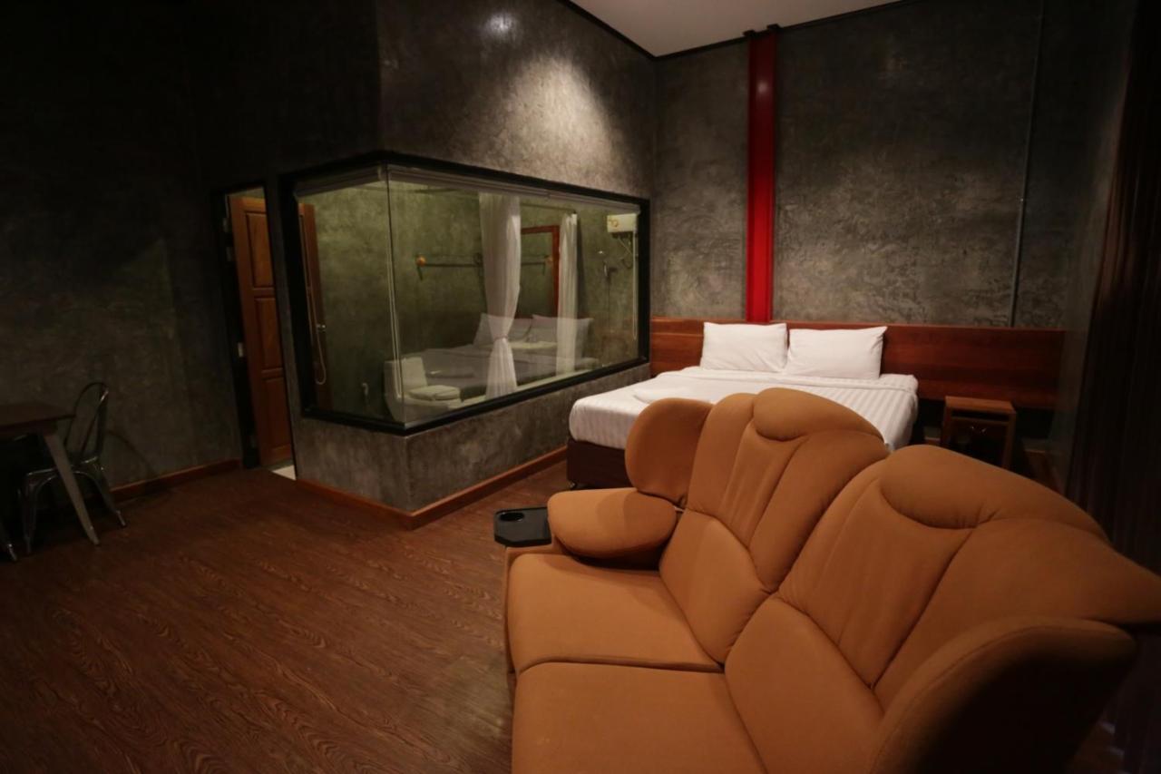 One Four Seven Hotel&Snooker Bar Rayong Buitenkant foto